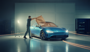 Image d'une voiture brillamment polie avec une finition éclatante